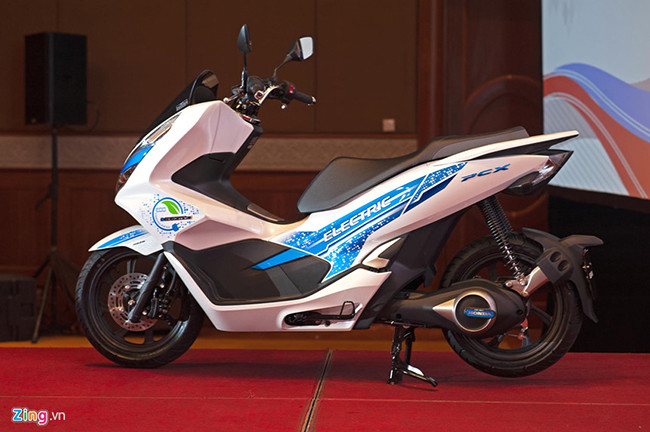 Về ngoại hình, Honda PCX Electric gần như không có sự khác biệt so với hai phiên bản PCX chạy xăng và Hybrid. Vẫn là kiểu dáng đặc trưng với thiết kế nam tính, các chi tiết từ đèn pha, đèn hậu và cản sau được giữ nguyên như thiết kế vốn có trên hai phiên bản PCX hiện có mặt trên thị trường. Thiết kế này vốn không được ưa chuộng nhiều tại Việt Nam, do không tôn dáng người điều khiển. Bù lại, nó giúp người lái có được tư thế thoải mái cho những hành trình dài.