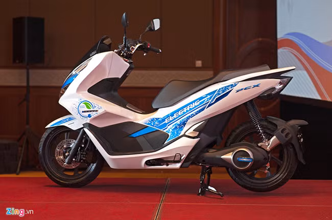 Về ngoại hình, Honda PCX Electric gần như không có sự khác biệt so với hai phiên bản PCX chạy xăng và Hybrid. Vẫn là kiểu dáng đặc trưng với thiết kế nam tính, các chi tiết từ đèn pha, đèn hậu và cản sau được giữ nguyên như thiết kế vốn có trên hai phiên bản PCX hiện có mặt trên thị trường. Thiết kế này vốn không được ưa chuộng nhiều tại Việt Nam, do không tôn dáng người điều khiển. Bù lại, nó giúp người lái có được tư thế thoải mái cho những hành trình dài.