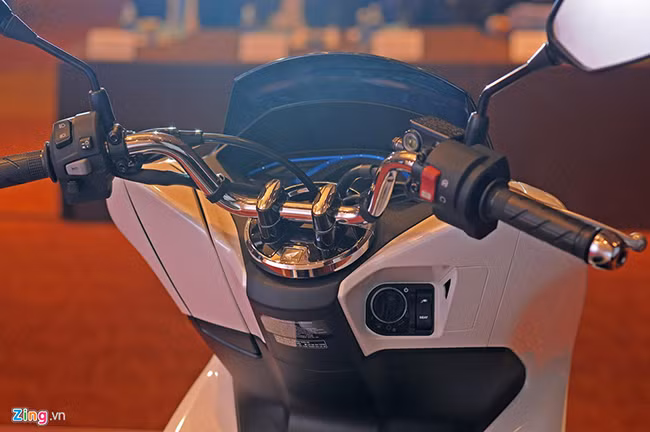 Khối động cơ điện công suất 5,63 mã lực ở vòng tua 5.500 vòng/phút đủ sức giúp PCX Electric đạt vận tốc tối đa 67 km/h, theo công bố từ Honda. Thời gian sạc đầy cho hai bình điện của xe PCX Electric là khoảng 6 tiếng với dây sạc tiêu chuẩn.