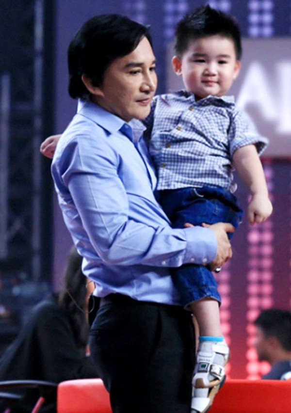 NSUT Kim Tu Long: 'Vo kem 11 tuoi ung ho toi giu quan he tot voi hai vo cu'-Hinh-3