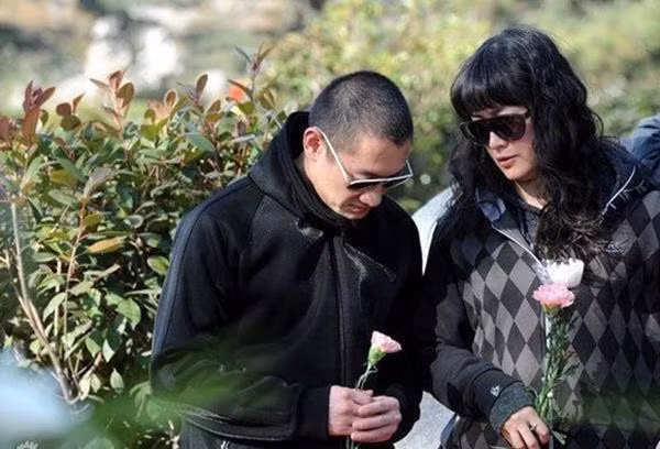 Nguoi dan ong du phan boi van tat Trieu Vy, 10 nam chi nho nguoi da khuat gio ra sao?-Hinh-8