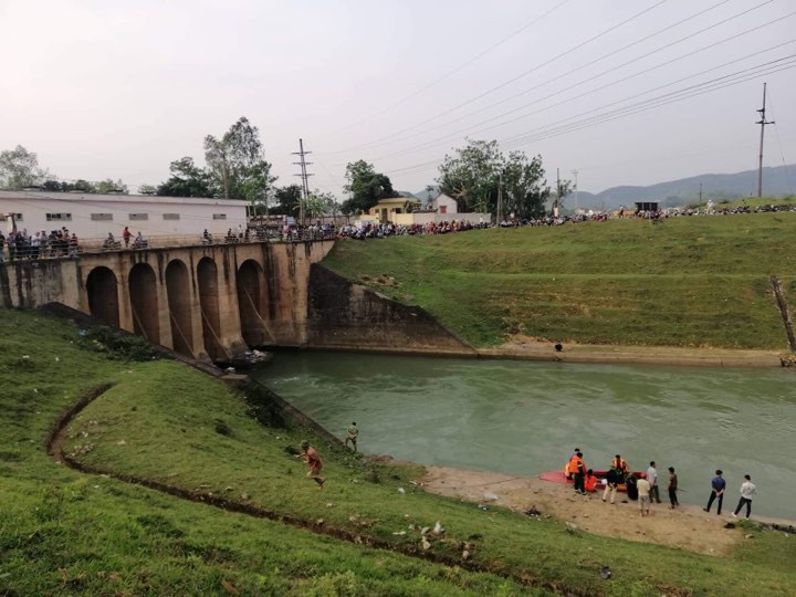 Co gai nhay song tu tu goi me “den cong Mu Ba nhan xac con ve“