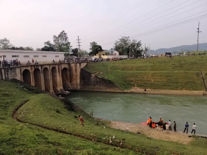 Co gai nhay song tu tu goi me “den cong Mu Ba nhan xac con ve“