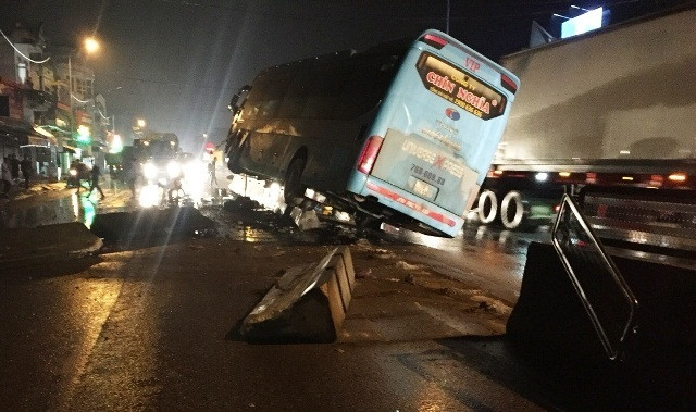 Tai xe buon ngu, xe cho 40 khach 'treo' chenh venh tren dai phan cach-Hinh-2