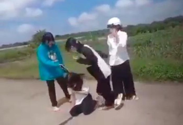  Nguyên nhân nữ sinh lớp 9 bị đánh hội đồng ở Đắk Lắk: Ngày 30/9, ông Nguyễn Sỹ Hiệp, Hiệu trưởng trường THCS Hồ Tùng Mậu (huyện Buôn Đôn) cho biết nguyên nhân một nữ sinh lớp 9 bị một nhóm nữ sinh khác lao vào đánh hội đồng. Theo đó, bước đầu được xác định do các em có lời qua tiếng lại, nói xấu nhau trên mạng xã hội Facebook. 