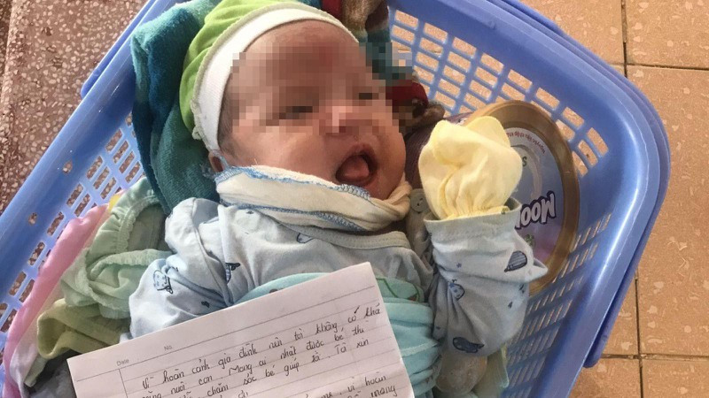  Bé gái bị bỏ lại dưới chân đèo: Ngày 30/9, Công an xã Đồng Tiến (huyện Yên Thế, Bắc Giang) nhận được tin báo của anh Phạm Đăng Thao (SN 1994, trú tại bản Cây Vối) về việc phát hiện bé gái khoảng 1-2 tháng tuổi được đặt trong giỏ nhựa màu xanh để ở vệ đường. Hiện Công an xã Đồng Tiến thông báo tìm người thân cho cháu bé. 