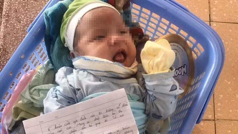  Bé gái bị bỏ lại dưới chân đèo: Ngày 30/9, Công an xã Đồng Tiến (huyện Yên Thế, Bắc Giang) nhận được tin báo của anh Phạm Đăng Thao (SN 1994, trú tại bản Cây Vối) về việc phát hiện bé gái khoảng 1-2 tháng tuổi được đặt trong giỏ nhựa màu xanh để ở vệ đường. Hiện Công an xã Đồng Tiến thông báo tìm người thân cho cháu bé. 