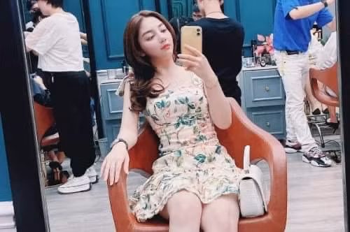 Thảo kết nối với nam huấn luyện viên thể hình trước 10 ngày. Khi đó, Thảo yêu cầu người này gửi ảnh bán khỏa thân, ảnh chân dung qua mạng xã hội. Khi tìm được người có nhu cầu mua dâm, Thảo hồi âm cho anh ta và báo giá 12 triệu đồng. Trong khi đó, Thảo báo giá bán dâm cho khách là 18 triệu đồng. 