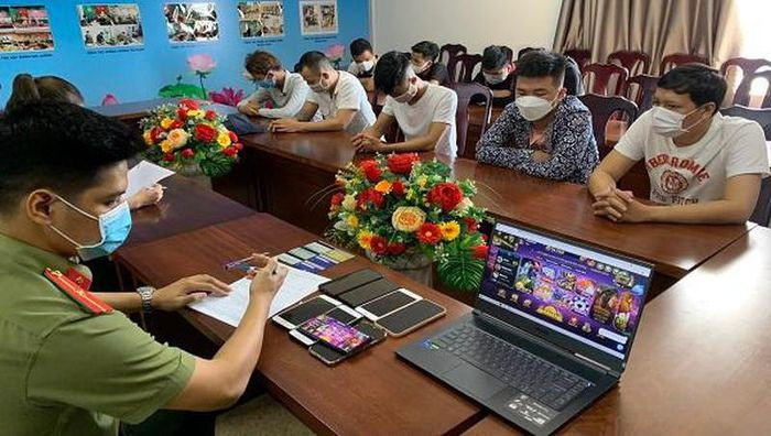  Triệt phá "sòng bạc online" với giao dịch gần 900 triệu đồng: Ngày 30/9, Công an tỉnh Thừa Thiên Huế cho biết vừa bắt giữ các đối tượng trong đường dây tổ chức cho nhiều người tham gia đánh bạc dưới hình thức Game online. Từ ngày 1/8 đến 18/9, số tiền thu được tử hình thức cờ bạc Game online với tổng số tiền gần 900 triệu đồng.