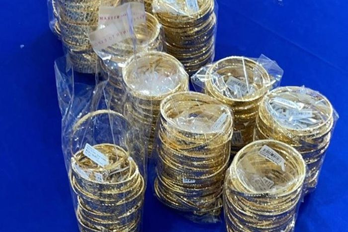  Tạm giữ người chở 2,2 kg vàng sang Campuchia: Sáng 30/9, lực lượng biên phòng tại Cửa khẩu quốc tế Vĩnh Xương, thị xã Tân Châu (An Giang) cho biết, ngày hôm qua 29/9, đơn vị phát hiện Nguyễn Văn Nghiệp (39 tuổi, ngụ xã Vĩnh Xương) chạy xe máy về hướng Campuchia, trên xe chở khoảng 2,2 kg vàng trị giá khoảng 2,7 tỷ đồng nghi vàng lậu.