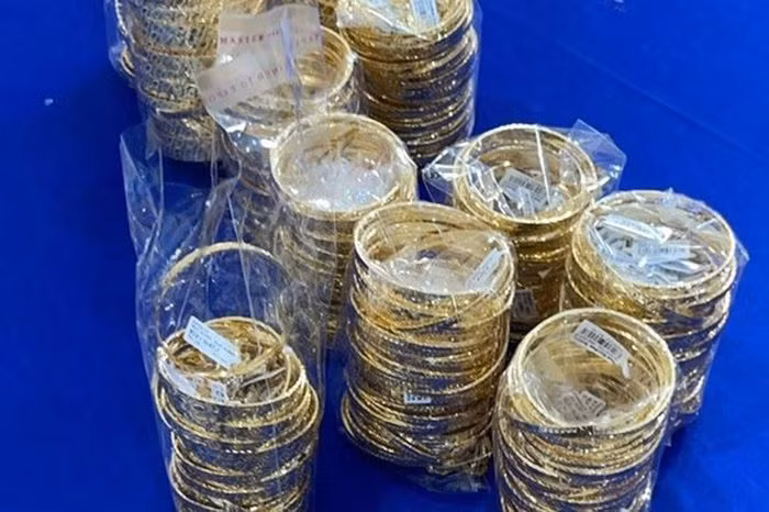  Tạm giữ người chở 2,2 kg vàng sang Campuchia: Sáng 30/9, lực lượng biên phòng tại Cửa khẩu quốc tế Vĩnh Xương, thị xã Tân Châu (An Giang) cho biết, ngày hôm qua 29/9, đơn vị phát hiện Nguyễn Văn Nghiệp (39 tuổi, ngụ xã Vĩnh Xương) chạy xe máy về hướng Campuchia, trên xe chở khoảng 2,2 kg vàng trị giá khoảng 2,7 tỷ đồng nghi vàng lậu.