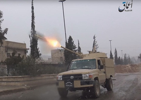 Xe chiến đấu bộ binh bánh lốp của phiến quân IS là sự kết hợp giữa tháp pháo xe chiến đấu bộ binh BMP-1 (Liên Xô chế tạo) với “khung gầm” ô tô bán tải hiệu Toyota. Ảnh: Xe chiến đấu bộ binh của phiến quân IS đang nã pháo 73mm. Nguồn ảnh: HIMS