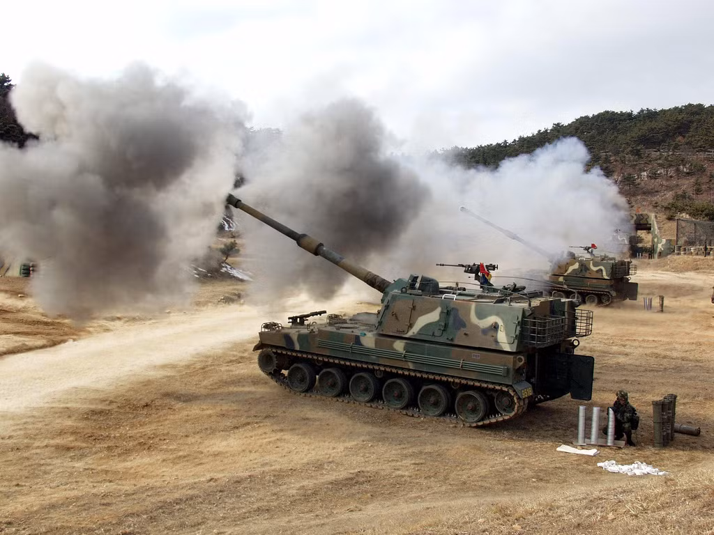 K9 Thunder được trang bị khẩu pháo 155mm L52 cho tầm bắn với đạn HE lên tới 30km, 40km với đạn trợ lực tăng tầm. Tốc độ bắn của nó đạt đến 6 phát/phút, có thể bắn nhanh 3 viên chỉ trong 15 giây cùng vào một mục tiêu với độ chính xác kinh ngạc. Khẩu pháo cũng có khả năng cơ động cao cực kỳ với tốc độ tối đa 66km/h. Nguồn ảnh: ModDB