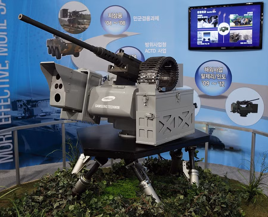 Bộ phận quân sự của Tập đoàn Samsung có tên là Samsung Techwin - tiền thân là phòng nghiên cứu khí cụ chính xác được thành lập năm 1978. Bắt đầu từ năm 1980, Samsung Techwin tham gia vào việc chế tạo các sản phẩm quân sự mà bước đầu tiên là chế tạo động cơ phản lực cùng General Electric (Mỹ) cho máy bay của Không quân Hàn Quốc. Năm 1984, hãng này bắt đầu chế tạo pháo tự hành 155mm. Nguồn ảnh: Youtube