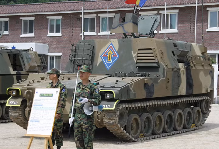 Ngoài ra, Samsung sau đó còn phát triển cả xe chỉ huy pháo binh cơ động K77 FDCV nhằm bổ trợ tăng cường cho K9 Thunder trong tác chiến. Nguồn ảnh: atwiki