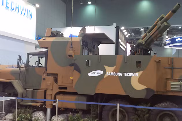 Tính tới thời điểm tháng 11/2015, Samsung Techwin tham gia vào ít nhất 6 lĩnh vực sản phẩm liên quan tới quốc phòng - an ninh. Trong đó, các sản phẩm quốc phòng Samsung Techwin chủ yếu gồm động cơ hàng không, module cảm biến giám sát và đặc biệt là pháo tự hành, robot... Trong ảnh, khẩu pháo tự hành 105mm do Samsung Techwin phát triển. Nguồn ảnh: Shephardmedia