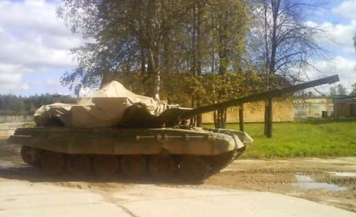 Không rõ hệ thống giáp bảo vệ của T-95 có công nghệ tối mật nào, chỉ biết rằng nếu được trang bị người ta có thể lắp cho nó hệ thống phòng vệ chủ động. Dự án T-95 bị đình chỉ năm 2009 theo quyết định của Bộ Quốc phòng Nga mà không có lý do nào được công bố. Một số nguồn tin cho rằng, khi đó BQP Nga đã quyết định chọn lựa dự án T-14 Armata. Nguồn ảnh: bazaistoria