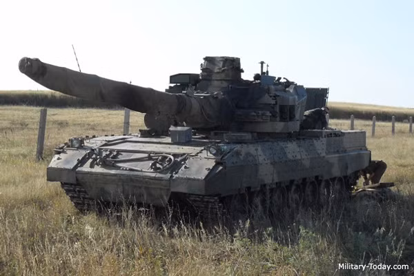 Sở dĩ nói như vậy bởi sức mạnh hỏa lực của xe tăng T-95 có thể tiêu diệt bất cứ loại tăng hiện đại nào trên thế giới hiện nay và cả trong quá khứ. Thậm chí, không cần dùng tới đạn xuyên giáp chuyên dụng, nếu chỉ dùng đạn nổ phá thông thường T-95 hoàn toàn có thể khiến kíp lái tăng địch thương nặng hoặc thiệt mạng. Nguồn ảnh: Military-Today