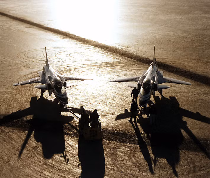 Nhưng cũng như tiêm kích tàng hình Su-47, X-29 tiềm ẩn không ít rủi ro, việc sử dụng công nghệ tiên tiến khiến giá thành sản xuất lớn. Điều đó dẫn tới dự án X-29 dừng lại vào năm 1991. Cả hai nguyên mẫu X-29 được chuyển tới Bảo tàng Không quân Mỹ ở căn cứ Wright-Patterson (mẫu 82-003), còn một chiếc được gửi tới Trung tâm nghiên cứu bay Armstrong ở căn cứ Edwards. Nguồn ảnh: QQ