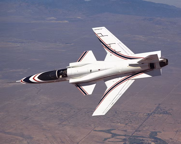 Thiết kế cánh ngược được đánh giá là mang lại một số ưu điểm nhất định. Ví dụ như tỷ lệ nâng trên lực cản lớn, khả năng thao diễn cao trong những trận đánh hỗn loạn (dogfight), tầm hoạt động cao ở tốc độ siêu thanh...Nguồn ảnh: QQ