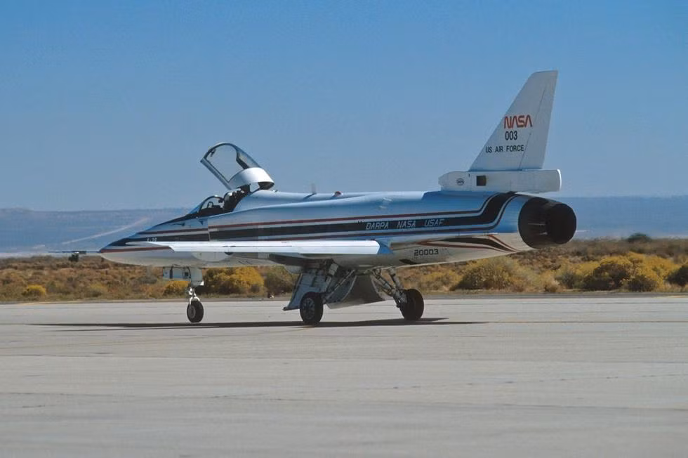 Máy bay X-29 được trang bị động cơ turbofan F404 lực đẩy 71,2kN cho phép đạt tốc độ tối đa Mach 1,8 (tức là khoảng 1.770km/h), tầm bay chỉ 560km, trần bay 16,8km. Nguồn ảnh: Q