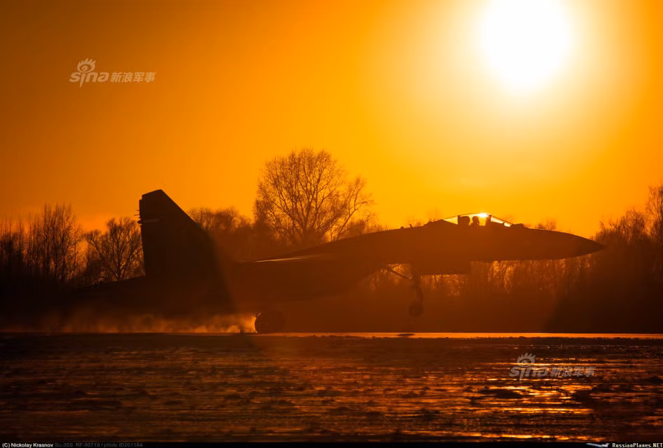 Theo thỏa thuận giữa Nga và Trung Quốc đã ký năm 2015, Bắc Kinh sẽ nhận 24 chiếc Su-35, trị giá khoảng 2 tỷ USD. Đơn giá mỗi chiếc ước tính 85 triệu USD – giá này có thể đã bao kèm cả vũ khí đi cùng. Nguồn ảnh: Sina