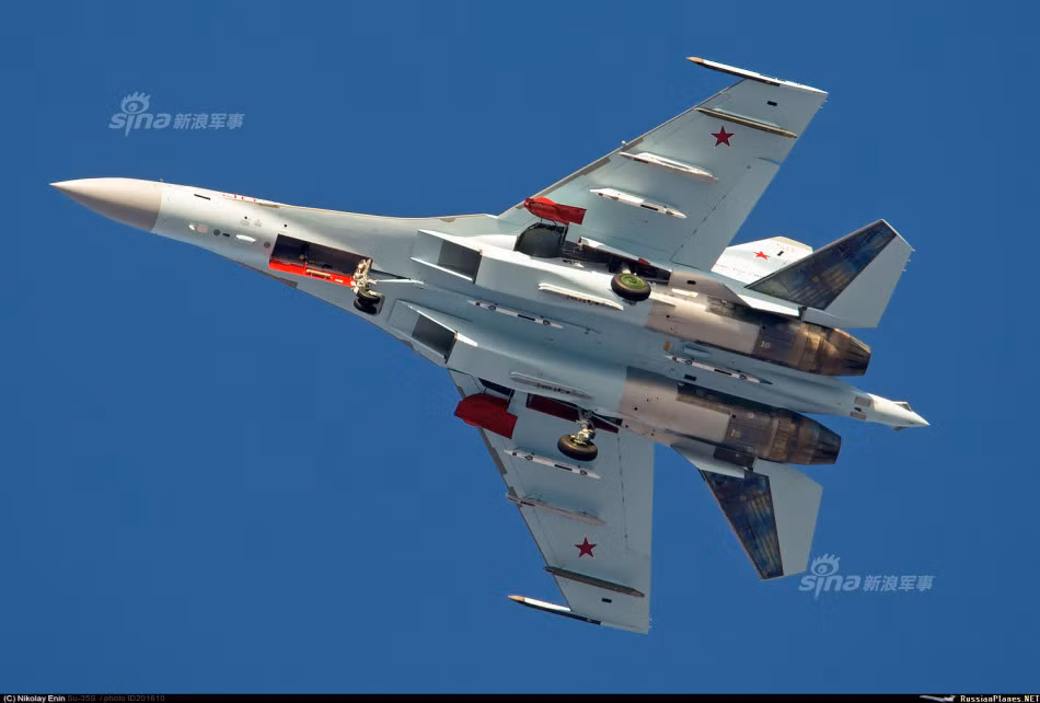 Su-35 có tải trọng 8 tấn vũ khí, có khả năng triển khai các tên lửa không đối không tầm xa vài trăm km, tên lửa hành trình siêu thanh Yakhont. Nguồn ảnh: Sina