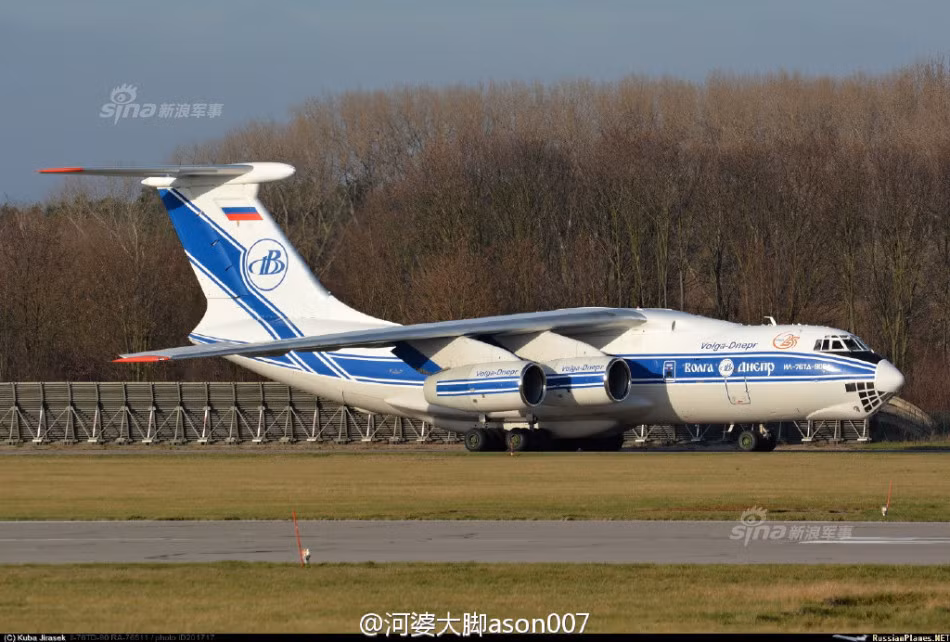 Theo thông tin từ trang flightradar24, các chuyên gia cho rằng, trong giai đoạn này, các chuyến bay giao hàng từ nhà máy Komsomolsk-on-Amur sẽ do máy bay Il-76TD-90VD của hãng hàng không "Volga-Dnepr» (số đăng ký RA-76.950) đảm nhiệm. Như vậy, thay vì bay một mạch từ Nga về Trung Quốc, các máy bay Su-35 sẽ được tháo rời và đưa lên vận tải cơ Il-76 không vận tới Thương Châu. Nguồn ảnh: Sina