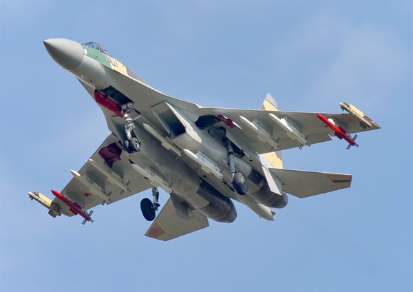 Để làm nhiệm vụ cường kích, Su-35 được trang bị những loại tên lửa như: AS-17 Krypton (Kh-31), AS-16 Kickback (Kh-15), AS-10 Karen (Kh-25ML), AS-14 Kedge (Kh-29), AS-15 Kent (Kh-55), AS-13 Kingbolt (Kh-59).