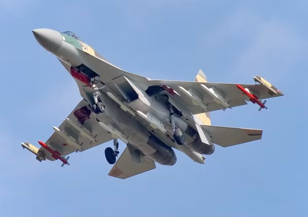 Để làm nhiệm vụ cường kích, Su-35 được trang bị những loại tên lửa như: AS-17 Krypton (Kh-31), AS-16 Kickback (Kh-15), AS-10 Karen (Kh-25ML), AS-14 Kedge (Kh-29), AS-15 Kent (Kh-55), AS-13 Kingbolt (Kh-59).