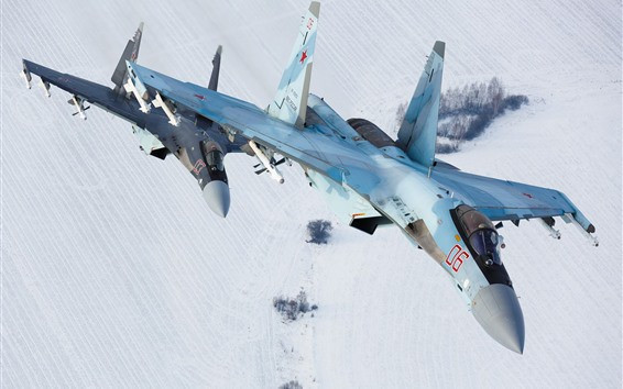 Về kích thước, Su-35 dài 21,9m, cao 5,9m, sải cánh 15,3m.