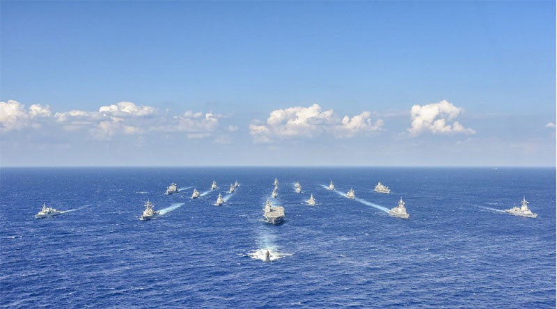 "Quan hệ giữa JMSDF và Hải quân Mỹ đã trở nên mạnh mẽ hơn bao giờ hết. Quan hệ bền chặt của chúng tôi sẽ góp phần thúc đẩy một khu vực Ấn Độ Dương - Thái Bình Dương tự do và mở", phó đô đốc Hiroyuki Kasui nói thêm. Ảnh: JMSDF.