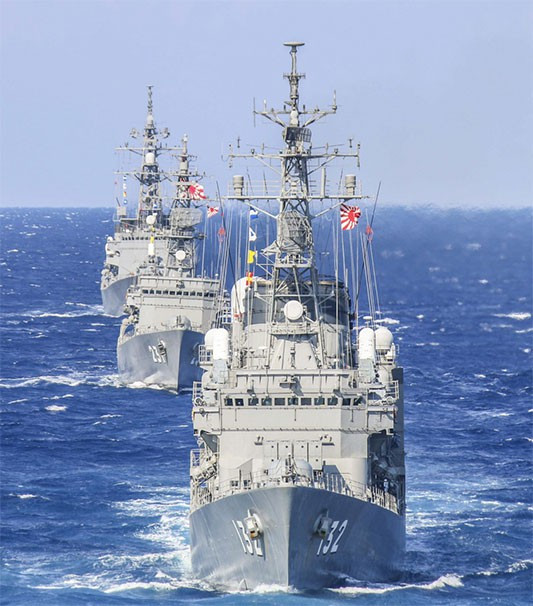 Bắt đầu từ ngày 10/11, đây là cuộc tập trận song phương thường niên giữa Lực lượng JMSDF và Hải quân Mỹ. Trong ảnh là các tàu của Nhật Bản di chuyển theo đội hình. Ảnh: JMSDF.