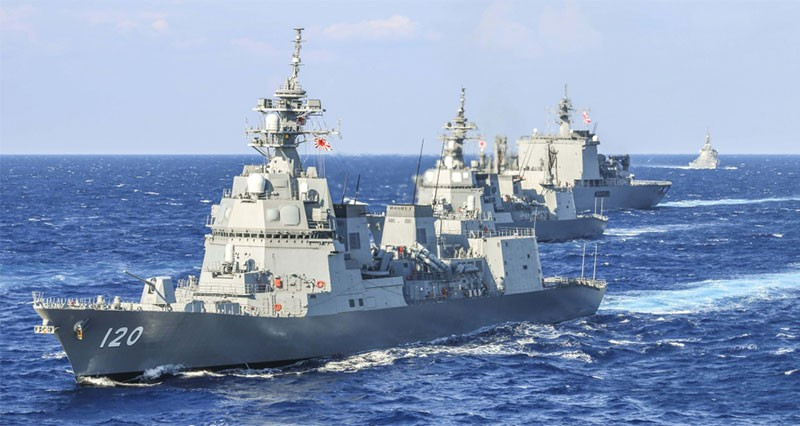 "Tôi có niềm tin mạnh mẽ rằng cuộc diễn tập song phương này sẽ tăng cường khả năng tương tác giữa JMSDF và Hải quân Mỹ, khả năng hợp tác đối phó với tình huống bất ngờ, và cuối cùng là độ tin cậy và hiệu quả răn đe từ sự phối hợp an ninh Nhật - Mỹ", phó đô đốc Hiroyuki Kasui, chỉ huy đội tàu Nhật, cho hay, theo Naval Today. Ảnh: JMSDF.