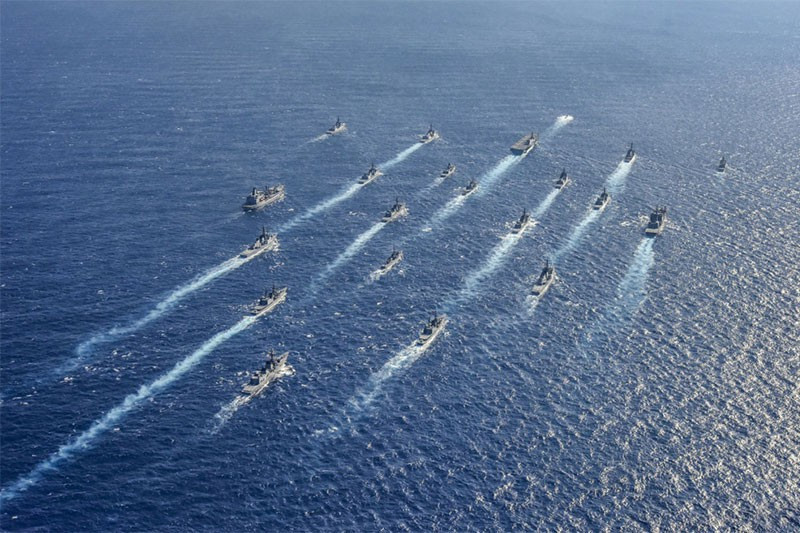 "Mọi thứ chúng tôi làm ở Hạm đội 7 đều giúp thúc đẩy và củng cố mục tiêu duy nhất là thúc đẩy an ninh và ổn định trên toàn khu vực", phó đô đốc Bill Merz, chỉ huy Hạm đội 7, cho biết. Ảnh: JMSDF.