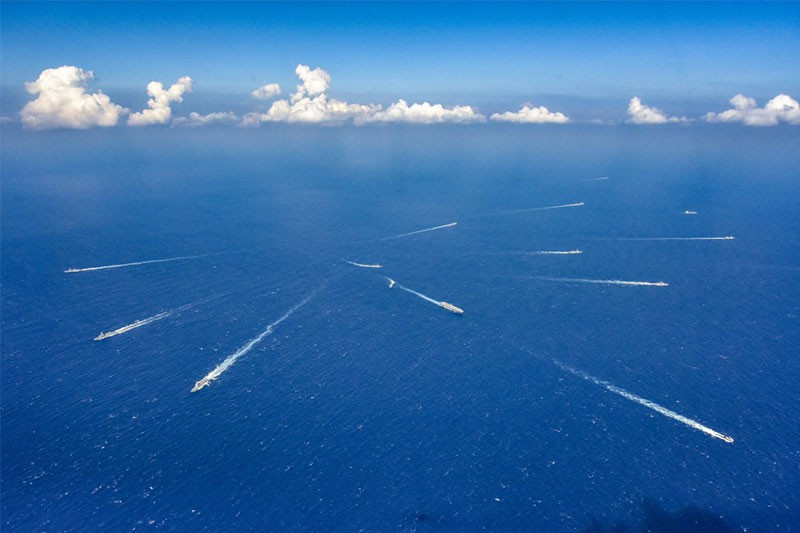 "Là Đội Khu trục hạm được triển khai ở tiền tuyến, chúng tôi rất vinh dự khi được làm việc cùng JMSDF, cũng như Hải quân Hoàng gia Australia và Hải quân Hoàng gia Canada, trong ANNUALEX '19", đại úy Steve H. DeMoss, chỉ huy DESRON 15, nói. Ảnh: JMSDF.