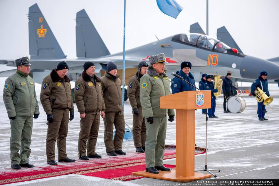 cNhưng nhờ sự kết hợp cùng cánh mũi mà tiêm kích đa năng Su-30SM vẫn có khả năng thực hiện các động tác thao diễn linh hoạt chẳng thua kém Su-35S là bao.