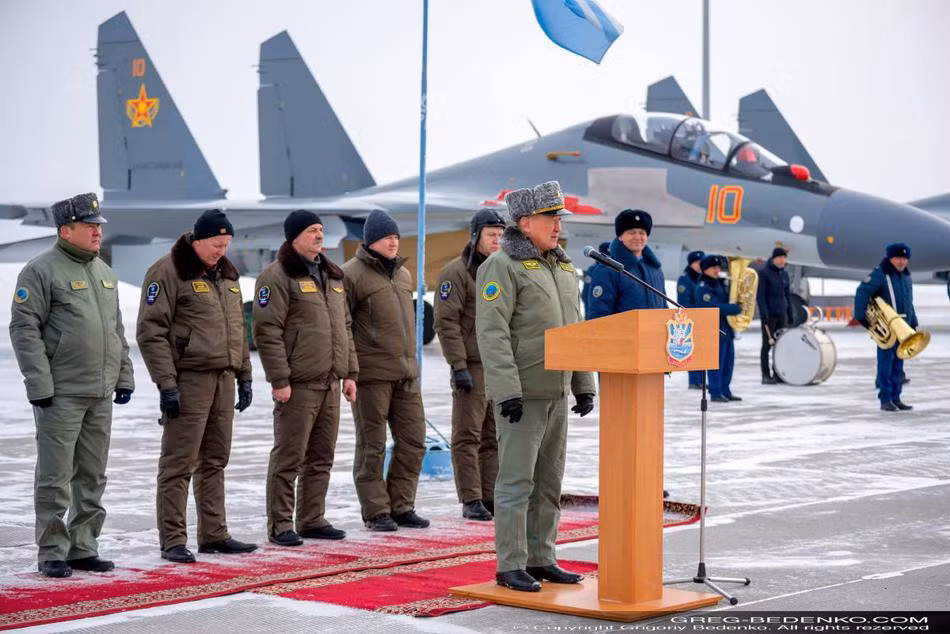 cNhưng nhờ sự kết hợp cùng cánh mũi mà tiêm kích đa năng Su-30SM vẫn có khả năng thực hiện các động tác thao diễn linh hoạt chẳng thua kém Su-35S là bao.