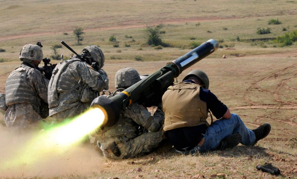 Bất chấp những tồn tại, nhà sản xuất Mỹ vẫn khẳng định, Javelin là hệ thống tên lửa chống tăng được thiết kế để tiêu diệt tất cả các loại xe tăng, thiết giáp hoặc các mục tiêu bay ở tầm thấp. Đây là loại tên lửa tự dẫn đến mục tiêu và có thể được dùng để tấn công trực tiếp bằng cách bắn thẳng vào các tòa nhà hay các công sự.