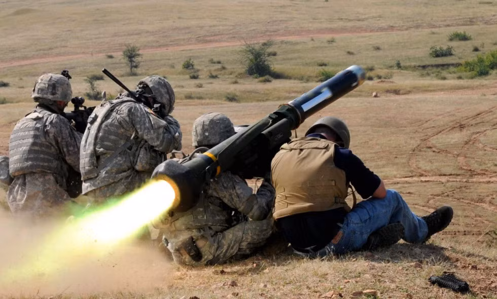 Bất chấp những tồn tại, nhà sản xuất Mỹ vẫn khẳng định, Javelin là hệ thống tên lửa chống tăng được thiết kế để tiêu diệt tất cả các loại xe tăng, thiết giáp hoặc các mục tiêu bay ở tầm thấp. Đây là loại tên lửa tự dẫn đến mục tiêu và có thể được dùng để tấn công trực tiếp bằng cách bắn thẳng vào các tòa nhà hay các công sự.