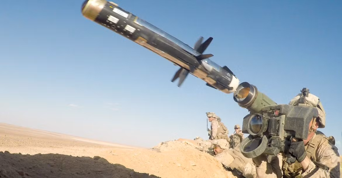 Tận dụng điểm yếu này, việc khiến Javelin lạc hướng không phải là chuyện quá khó với bất kỳ đối thủ nào. Ngoài ra, trước khi bắn đầu tự dẫn nhiệt ảnh trên tên lửa phải được làm lạnh từ 20-30 giây. Vì vậy, dòng tên lửa này dù rất mạnh nhưng không thích hợp để tham gia vào một cuộc chiến cấp tập với cường độ cao.