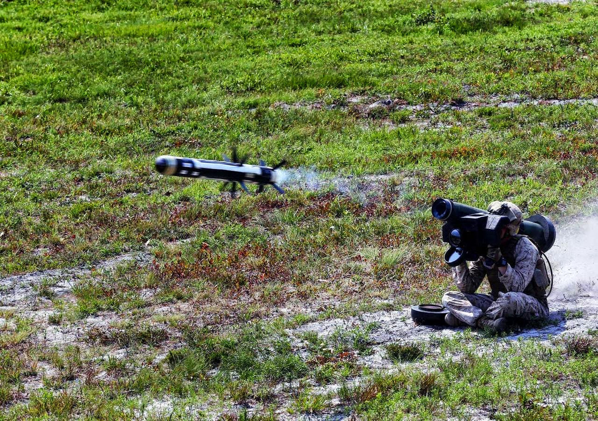 Bản nâng cấp FGM-148F Javelin còn được trang bị đầu đạn đa năng có khả năng tiêu diệt sinh lực đối phương, phá hủy các mục tiêu thiết giáp, phá hủy các công trình, công sự và chế độ hoạt động quang-hồng ngoại giúp tác chiến tốt hơn trong đêm tối.