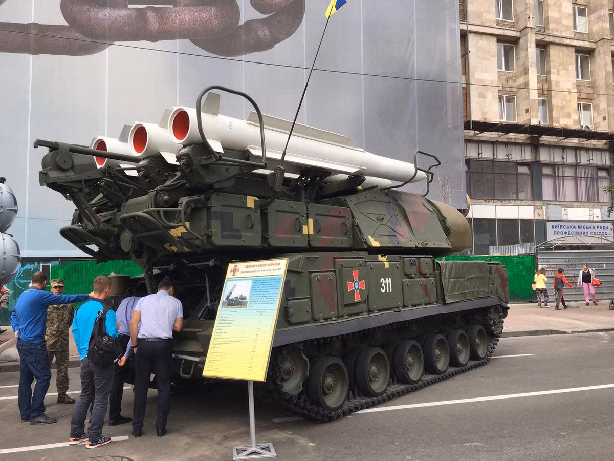 Tổ hợp Buk-M1 của Ukraine còn được bổ sung đài chỉ huy 9S470M1 với trang thiết bị đi kèm hoàn toàn mới, giữ vai trò trung tâm, điều phối hoạt động và liên kết các thành phần khác, đồng thời theo dõi, đánh giá và phân tích kết quả sau khi tên lửa được phóng đi.