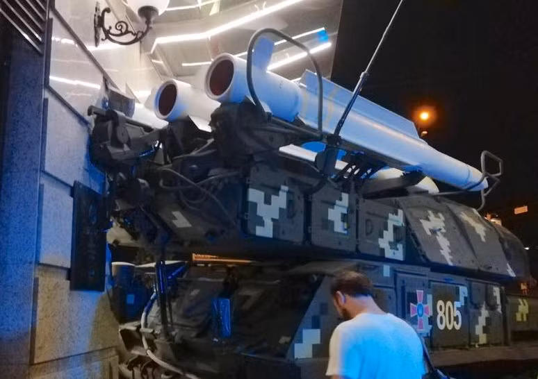Buk-M1 Ukraine dam vao trung tam thuong mai trong Ngay doc lap-Hinh-2