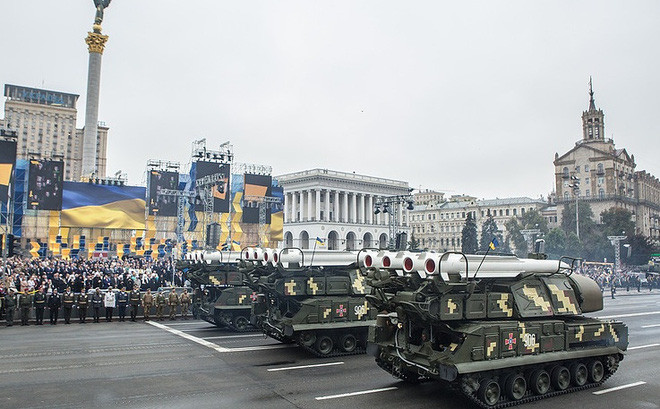 Xác suất nhận dạng chính xác các mục tiêu khí động học và tên lửa đạn đạo của Buk-M1 được tăng lên 60%. Khả năng chống nhiễu của radar trên xe mang phóng cao gấp 2 lần so với loại lắp trên TELAR 9A310 của Buk cơ bản.