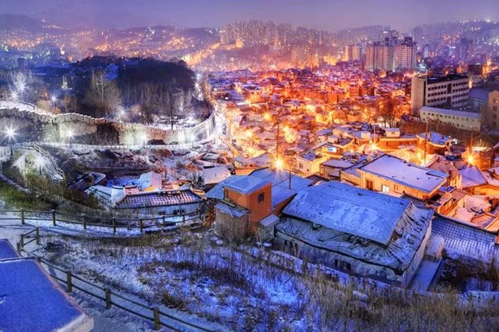 Đoạn tường thành bằng đá, dài 18,2km, được xây ở Seoul dưới triều đại Triều Tiên (Joseon) để bảo vệ thành phố này.