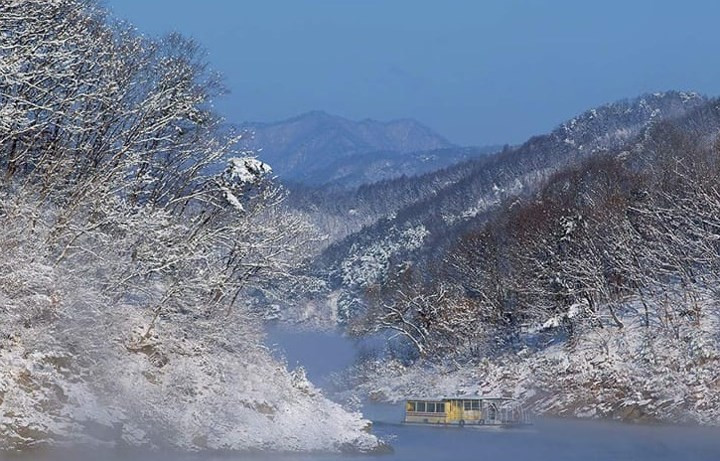 Hồ Soyang ở tỉnh Gangwon nổi tiếng về sự tĩnh lặng và vẻ đẹp tinh tế. Nơi đây phổ biến lối câu cá qua lỗ băng.