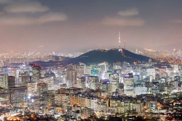 Ngọn núi cao 338m ở ngoại ô Seoul giúp ta quan sát tổng thể thành phố này. Có thể thấy các cao ốc, tháp cũng như Nhà Xanh (Phủ Tổng thống Hàn Quốc).