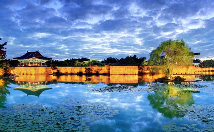 Cảnh lung linh tại một hồ nước xinh đẹp ở tỉnh Nam Gyeongsang. Hồ này được xây vào năm 674, vào thời nhà Silla.