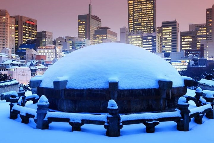 Khu mộ của Vua Seongjong, Hoàng hậu Jeonghyeon và con trai Jungjon. Đây là di sản cấp quốc gia của đất nước Hàn Quốc được UNESCO công nhận.